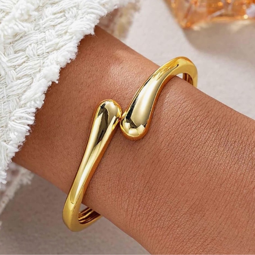 NEW Elegant Gold Twist Cuff Bracelet